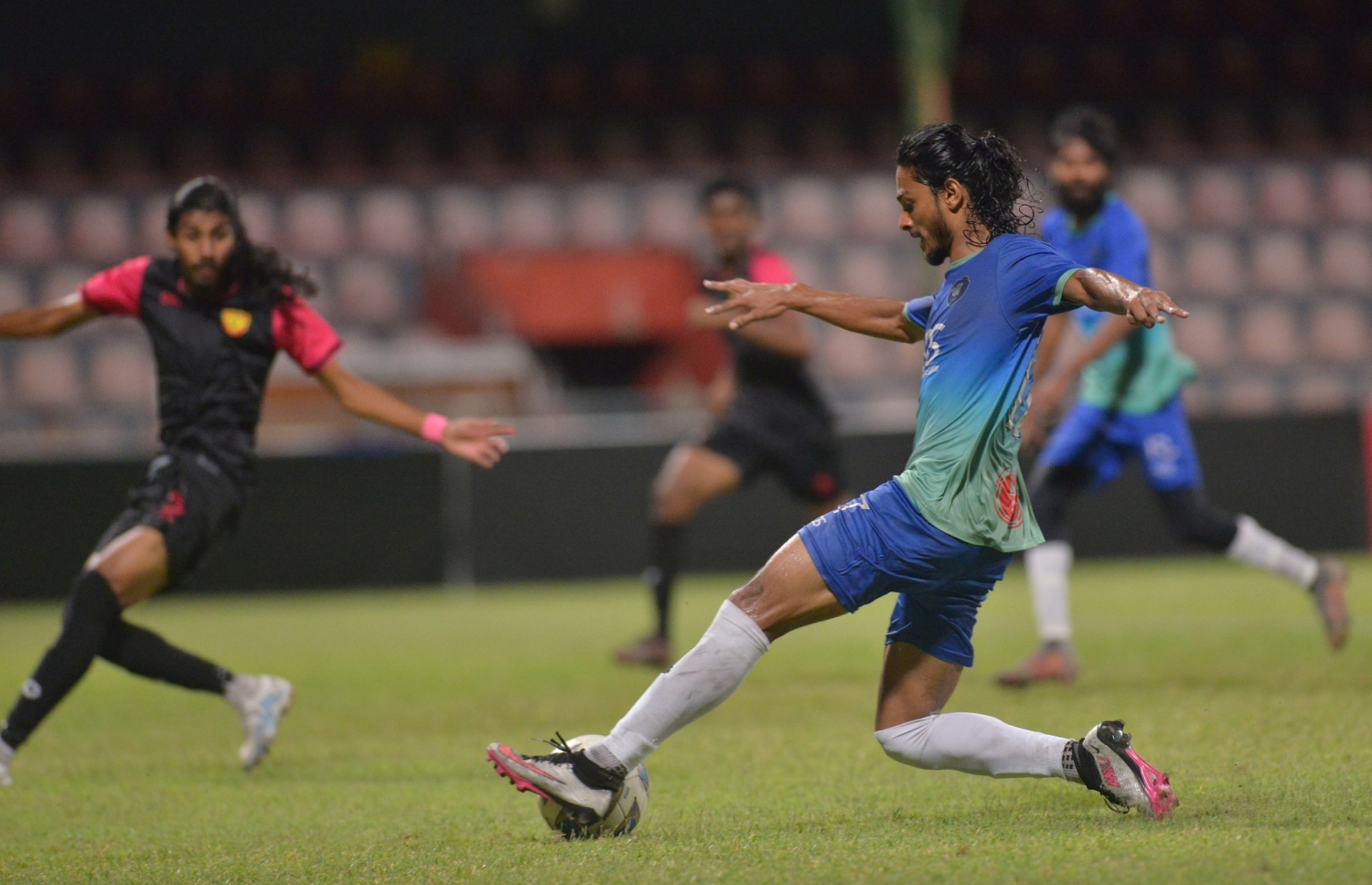 ސަސްގެ އަލީ ނަސޫހު ރަޝީދު (ޕިލާ) ބޯޅަ ކޮންޓްރޯލް ކުރަނީ.-- ފޮޓޯ: އެފްއޭއެެމް