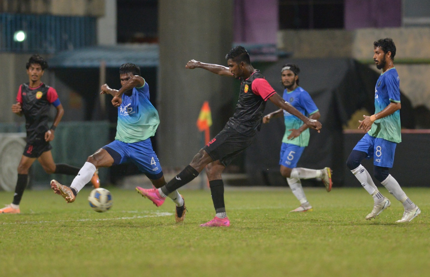 ޔޫވީގެ ޝަނާން، ސަސްގެ ގޯލަށް ހަމަލާއެއް ފޮނުވާލަނީ.-- ފޮޓޯ: އެފްއޭއެެމް