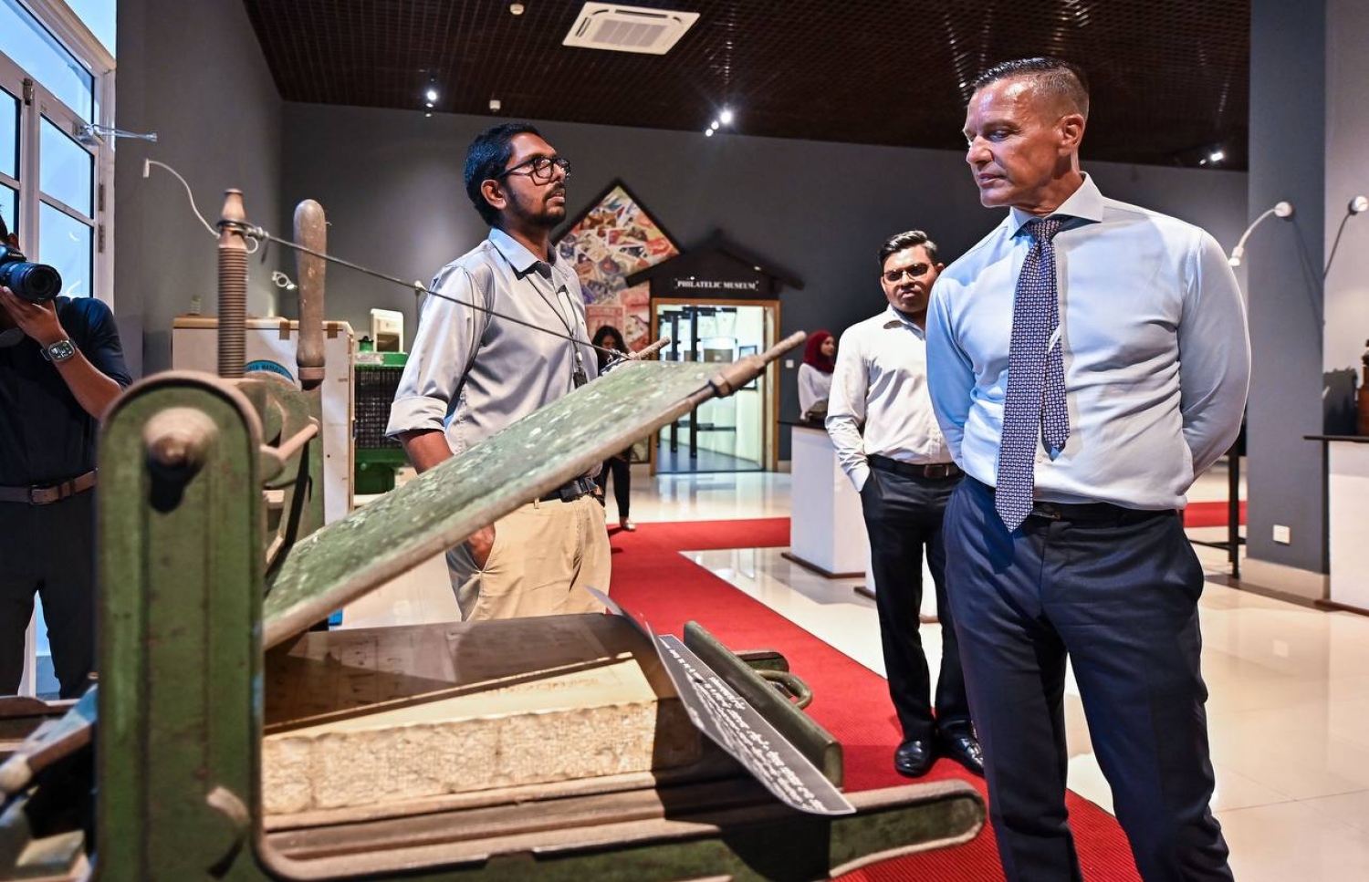 ބީއެމްއެލްގެ ސީއީއޯ އަދި މެނޭޖިން ޑިރެކްޓަރު ކާލް ސްޓުމްކަ ދާރުލްއާސާރުގެ ތަކެތި ބައްލަވާލައްވަނީ. -- ފޮޓޯ: ފަޔާޒް މޫސާ | މިހާރު