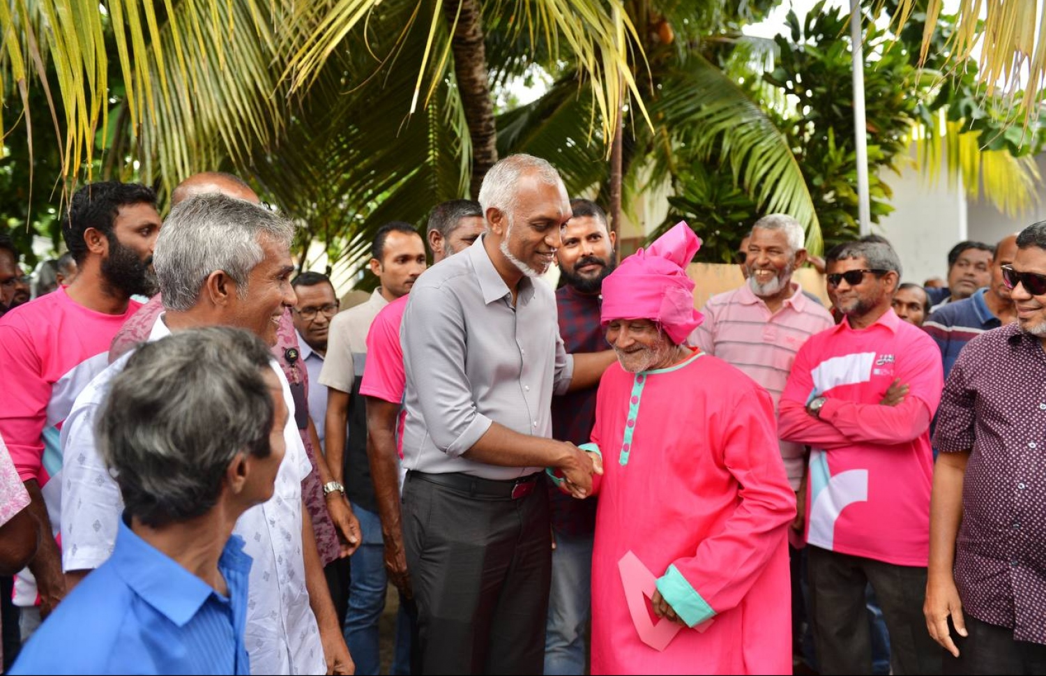 މީދޫން މުއިއްޒަށް މަރުހަބާ ދަންނަވަނީ: މީދޫގެ މެޖޯރިޓީ ބޮޑުކޮށް ލިބޭނެ ކަމަށް ރަށުގެ ޕީޕީއެމް ސަޕޯޓަރުން ބުނޭ