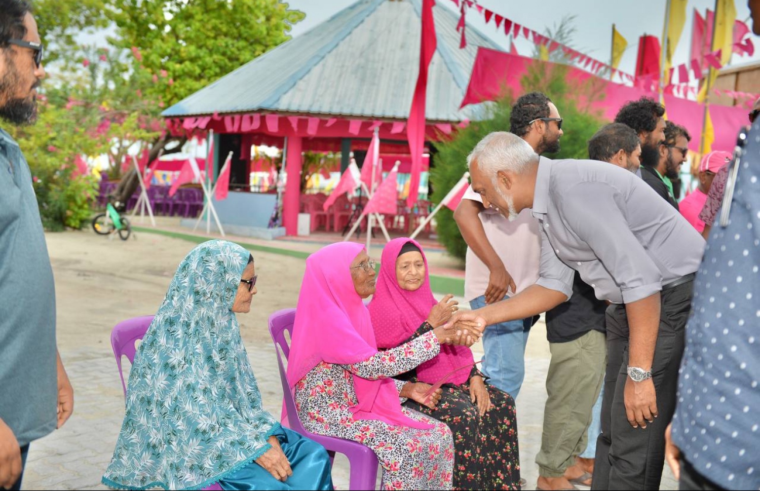 މީދޫން މުއިއްޒަށް މަރުހަބާ ދަންނަވަނީ: މީދޫގެ ތާއީދު ބޮޑުކޮށް ލިބޭނެ ކަމަށް ރަށުގެ ޕީޕީއެމް ސަޕޯޓަރުން ބުނޭ