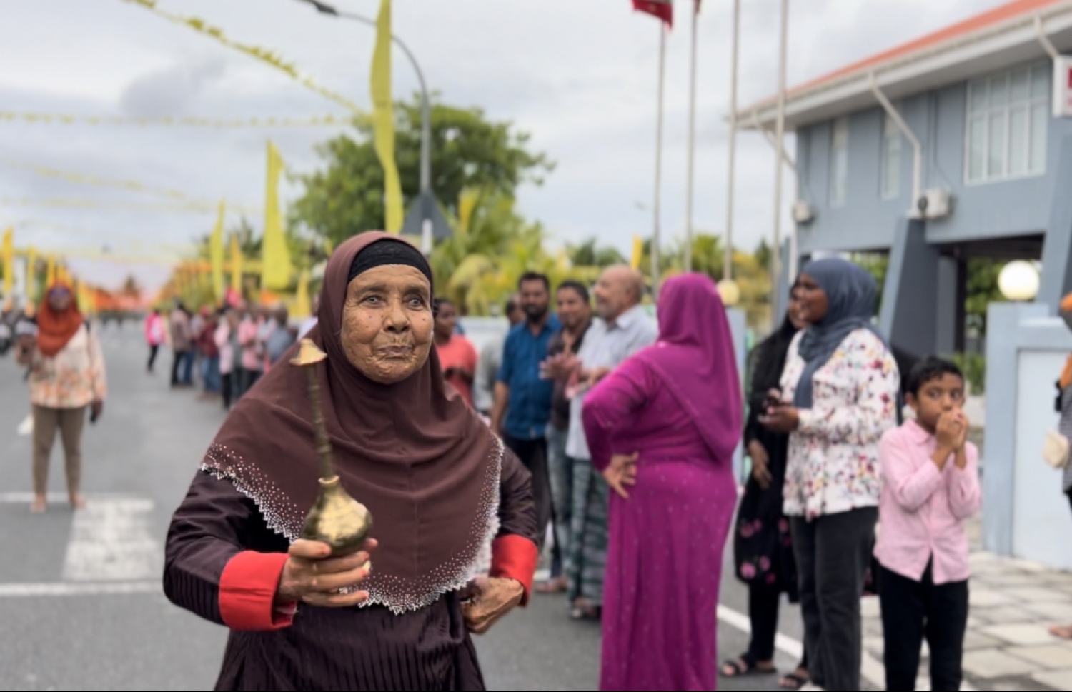 މުއިއްޒަށް ދުވާފަރުން މަރުހަބާ ކިޔަނީ: މި ރަށުން ކީ ވަރަށް ހޫނު މަރުހަބާއެއް