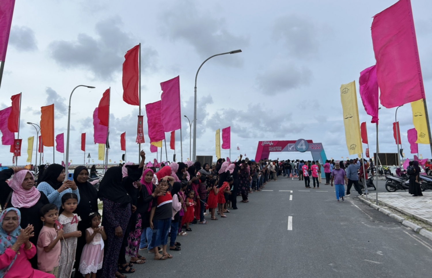 މުއިއްޒަށް ދުވާފަރުން މަރުހަބާ ކިޔަން ރައްޔިތުން އެއްވެ: މި ރަށުން ކީ ވަރަށް ހޫނު މަރުހަބާއެއް