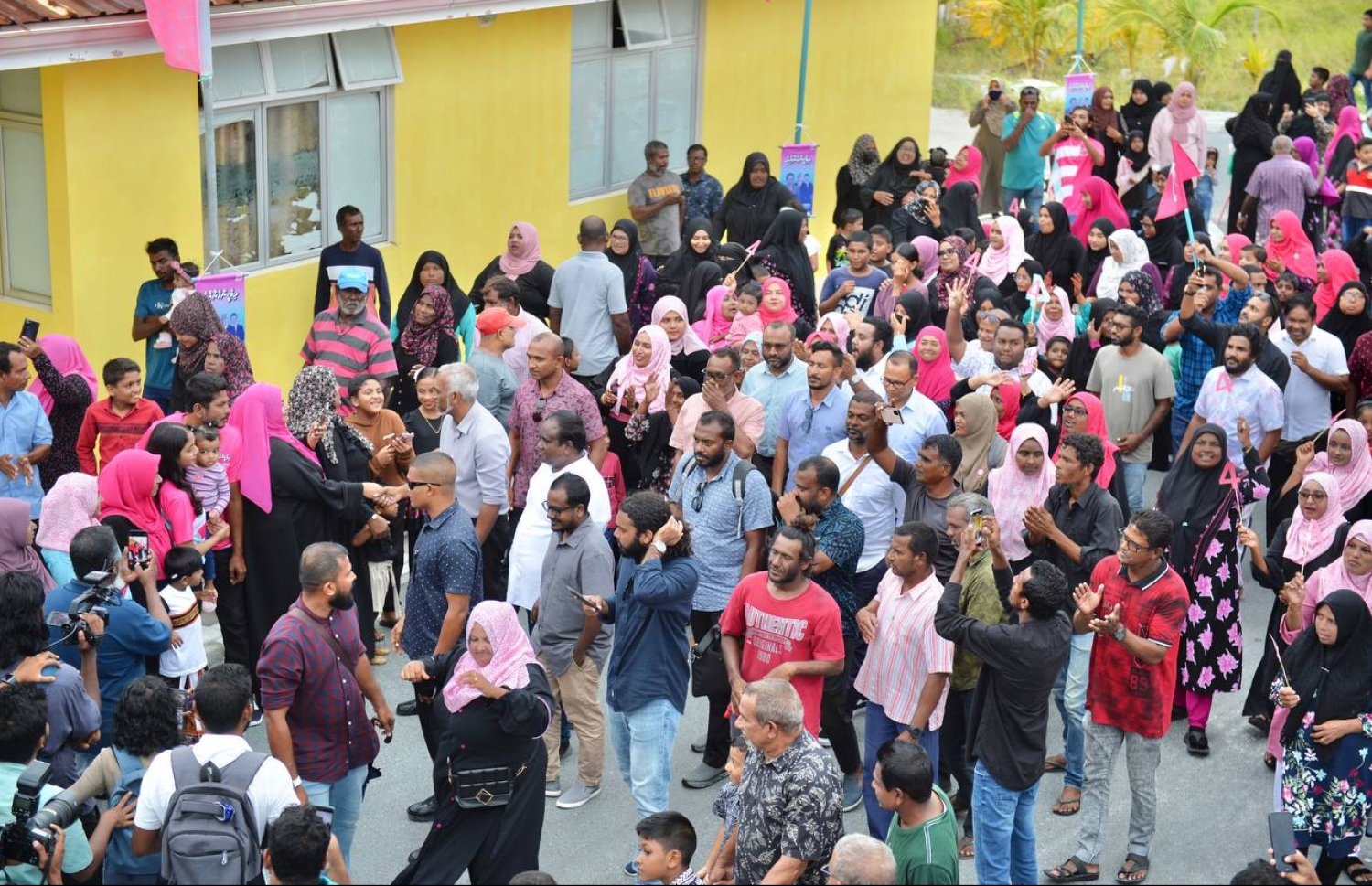 މުއިއްޒަށް ދުވާފަރުން މަރުހަބާ ކިޔަނީ: މި ރަށުން ކީ ވަރަށް ހޫނު މަރުހަބާއެއް