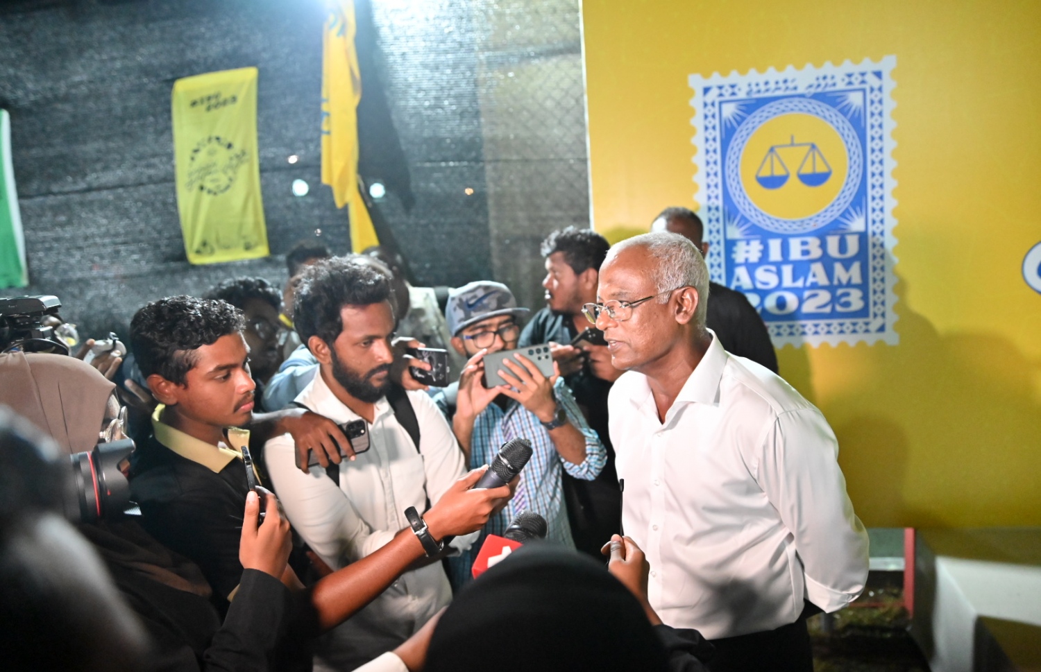 ރައީސް އިބްރާހިމް މުހައްމަދު ސޯލިހު ފޮނަދޫގައި މިރޭ ނޫސްވެރިންގެ ސުވާލުތަކަށް ޖަވާބު ދެއްވަނީ.---ފޮޓޯ: އެމްޑީޕީ