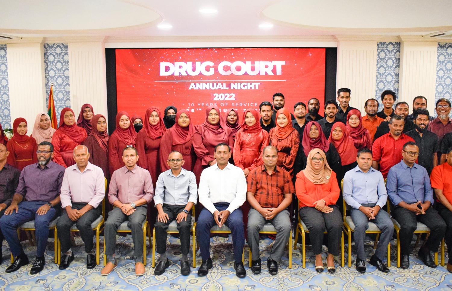 ޑްރަގް ކޯޓުގެ 11 ވަނަ އަހަރީ ދުވަހުގެ މުނާސަބަތުގައި ބޭއްވި ހަފުލާ އަށް ފަހު، އެ ކޯޓުގެ ފަނޑިޔާރުންނާއި މުވައްޒަފުންނާ އެކު ޕީޖީ ޝަމީމާއި ހެލްތު މިނިސްޓްރީގެ ޑެޕިއުޓީ މިނިސްޓަރު ޝަމާއު ގުރޫޕް ފޮޓޯއެއް ނަންގަވަނީ.---ފޮޓޯ: ޑްރަގް ކޯޓް