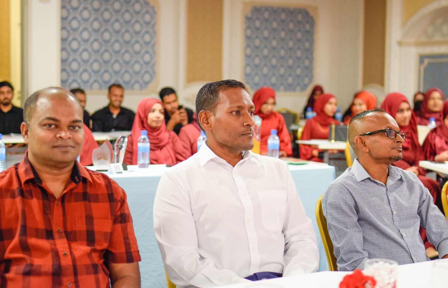 ޑްރަގް ކޯޓުގެ 11 ވަނަ އަހަރީ ދުވަހުގެ މުނާސަބަތުގައި ބޭއްވި ހަފުލާގައި ޕީޖީ ޝަމީމާއި ހެލްތު މިނިސްޓްރީގެ ޑެޕިއުޓީ މިނިސްޓަރު ޝަމާއު ބައިވެރިވެވަޑައިގަންނަވަނީ.---ފޮޓޯ: ޑްރަގް ކޯޓް