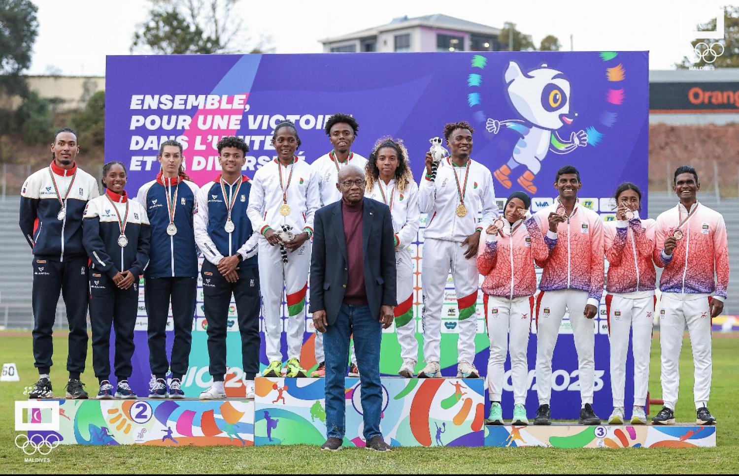 މިކްސް ރިލޭއިން ބްރޯންޒް މެޑަލް ހޯދި ތިން ގައުމުގެ އެތުލީޓުން މެޑަލް ސްޓޭންޑްގައި: ރަން މެޑަލް ހޯދީ މަޑަގަސްކަރަ، ރިހި މެޑަލް ރީޔޫނިއަން އަށް ބްރޯންޒް ރާއްޖެ އަށް --- މުހައްމަދު ޝާބިން | އެމްއޯސީ