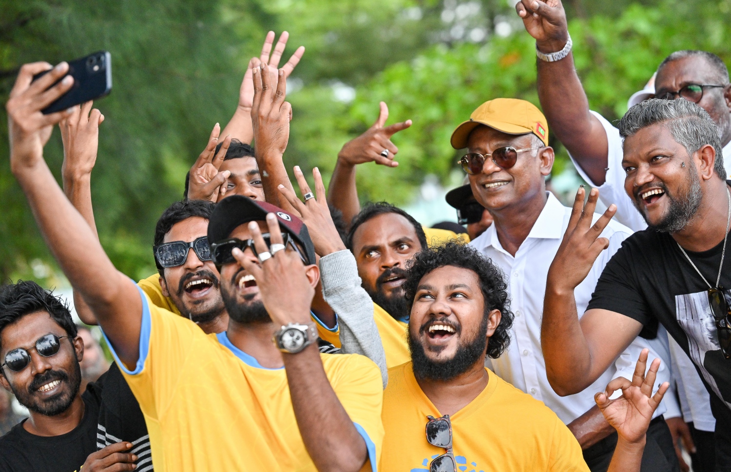 އެމްޑީޕީގެ ރިޔާސީ ކެންޑިޑޭޓް ރައީސް އިބްރާހިމް މުހައްމަދު ސޯލިހު ގދ. ތިނަދުއަށް ވަޑައިގަތުމުން އެމަނިކުފާނަށް މަރުހަބާ ކިޔުމަށް ނުކުމެ ތިބި ބަޔަކާ އެކު ސެލްފީއެއް ނަންގަވަނީ.-- ފޮޓޯ: ފަޔާޒް މޫސާ | މިހާރު