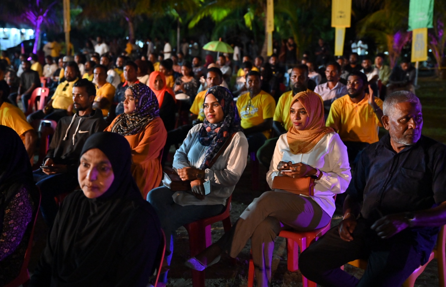 ސިޓީއެއްގެ ދަރަޖަ ދިން ޖަލްސާގައި ތިނަދޫގެ ރައްޔިތުން ބައިވެރިވަނީ. -- ފޮޓޯ | އެމްޑީޕީ