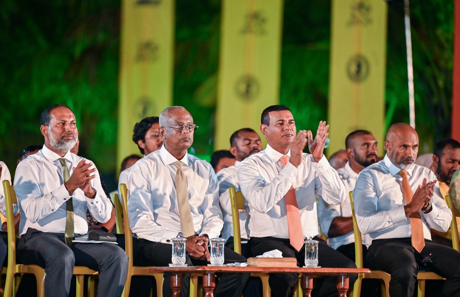 އެމްޑީޕީގެ ރިޔާސީ ކެންޑިޑޭޓް ރައީސް އިބްރާހިމް މުހައްމަދު ސޯލިހުގެ ކެމްޕެއިނަށް ގދ. ތިނަދޫގައި ބޭއްވި ޖަލްސާ.-- ފޮޓޯ: ފަޔާޒް މޫސާ | މިހާރު