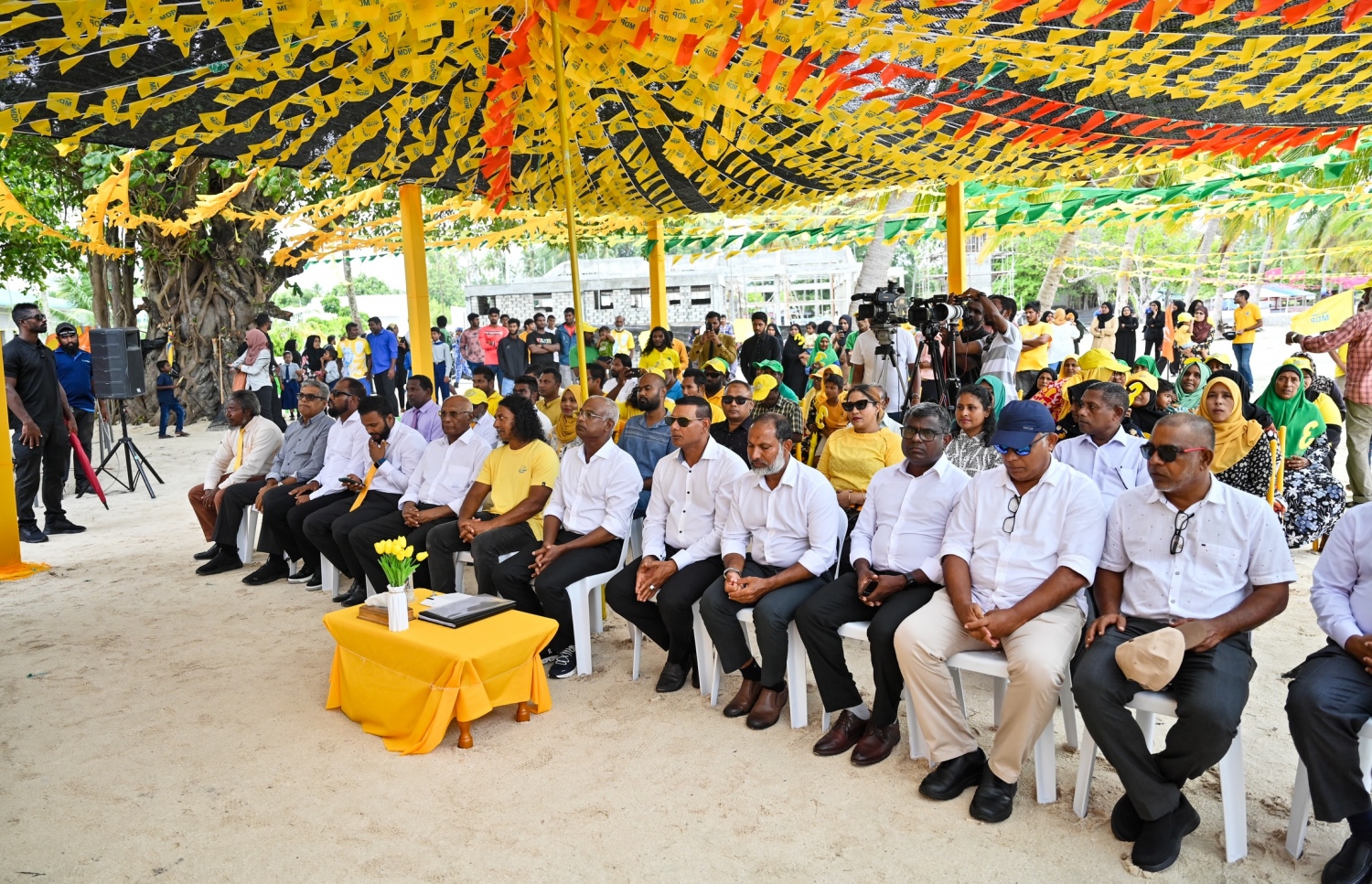 އޮޅުވެލިފުށީގައި ބޭއްވި ޖަލްސާ: ދެވަނަ ދައުރަކަށް ހޮވިވަޑައިގެންފި ނަމަ އެ ރަށަށް ގިނަ ކަންކަން ކޮށްދޭން ވައުދުވެވަޑައިގަތް. -- ފޮޓޯ: ނިޝާން އަލީ | މިހާރު