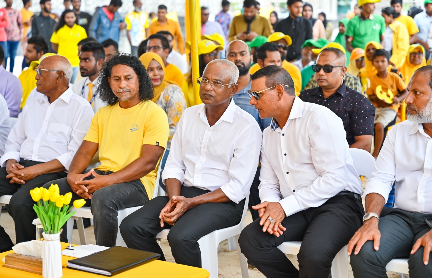 އޮޅުވެލިފުށީގައި ބޭއްވި ޖަލްސާ: ވާދަވެރިން ވެވަޑައިގަންނަވާ ވައުދުތަކާ މެދު ވިސްނަން ރައީސް އެދިވަޑައިގަތް. ފޮޓޯ: ނިޝާން އަލީ | މިހާރު