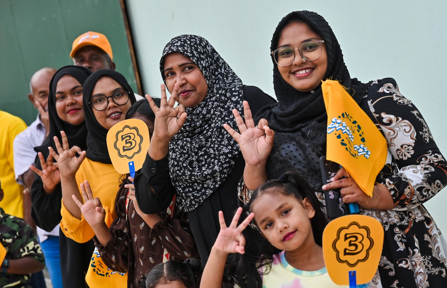 އެމްޑީޕީގެ ރިޔާސީ ކެންޑިޑޭޓް ރައީސް އިބްރާހިމް މުހައްމަދު ސޯލިހުގެ އަމިއްލަ ރަށް، ޅ. ހިންނަވަރަށް އެ މަނިކުފާނު ކެމްޕެއިނަށް ވަޑައިގެންނެވުމުން އެ ރަށުގެ ގިނަ ބަޔަކު މަރުހަބާ ކިޔަން ނުކުތް. --ފޮޓޯ: ނިޝާން އަލީ | މިހާރު