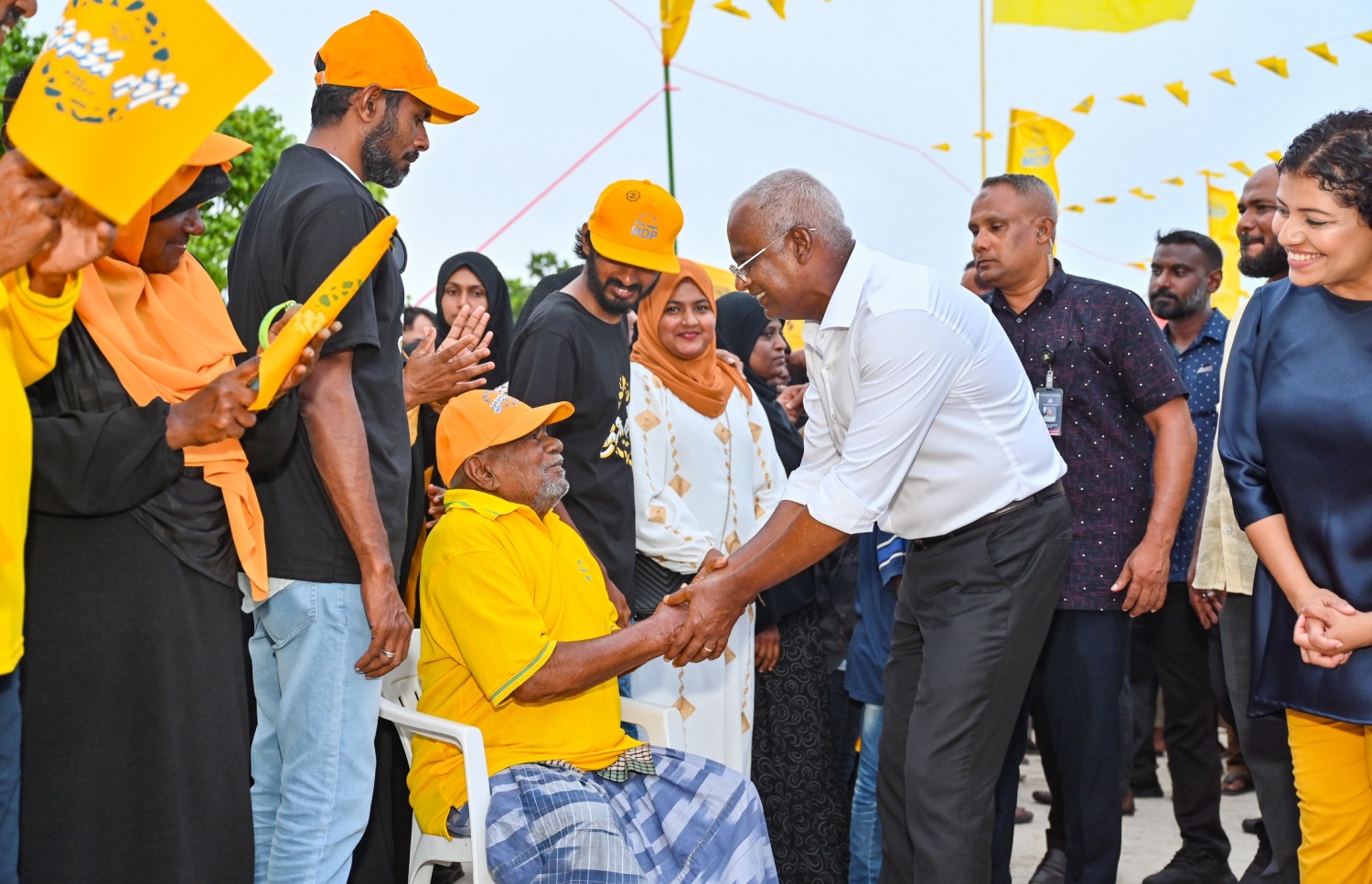 އެމްޑީޕީގެ ރިޔާސީ ކެންޑިޑޭޓް ރައީސް އިބްރާހިމް މުހައްމަދު ސޯލިހުގެ އަމިއްލަ ރަށް، ޅ. ހިންނަވަރަށް އެ މަނިކުފާނު ކެމްޕެއިނަށް ވަޑައިގެންނެވުމުން އެ ރަށުގެ ގިނަ ބަޔަކު މަރުހަބާ ކިޔަން ނުކުތް. --ފޮޓޯ: ނިޝާން އަލީ | މިހާރު