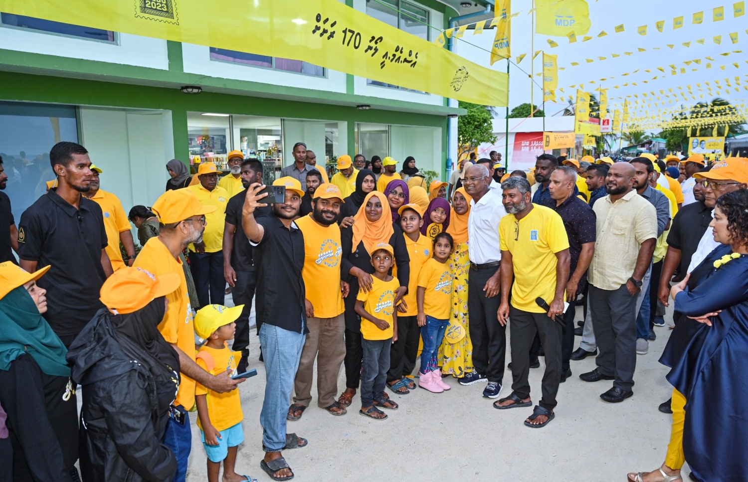 އެމްޑީޕީގެ ރިޔާސީ ކެންޑިޑޭޓް ރައީސް އިބްރާހިމް މުހައްމަދު ސޯލިހުގެ އަމިއްލަ ރަށް، ޅ. ހިންނަވަރަށް އެ މަނިކުފާނު ކެމްޕެއިނަށް ވަޑައިގެންނެވުމުން އެ ރަށުގެ ގިނަ ބަޔަކު މަރުހަބާ ކިޔަން ނުކުތް. --ފޮޓޯ: ނިޝާން އަލީ | މިހާރު