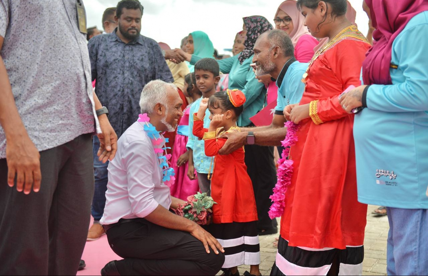 ނައިފަރުން މުއިއްޒަށް މަރުހަބާ ދަންނަވަނީ: ބޮޑު ފަޅި އޮތީ މުއިއްޒުއާ އެކު ކަމަށް މެންބަރު ވިދާޅުވި