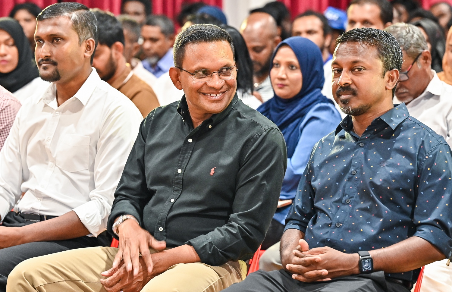 ބަންޑާރަ ނައިބު އުޝާމް، މަޖިލީހަށް އިންތިހާބުވި ނާޒިމްއާ އެކު - ފޮޓޯ: މިހާރު