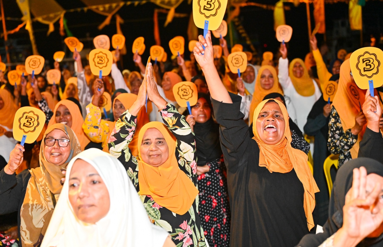 ހިންނަވަރުގައި ބޭއްވި ކެމްޕޭން ޖަލްސާގައި އެ ރަށުގެ ގިނަ ރައްޔިތުން ބައިވެރިވި --- މިހާރު ފޮޓޯ/ނިޝާން އަލީ