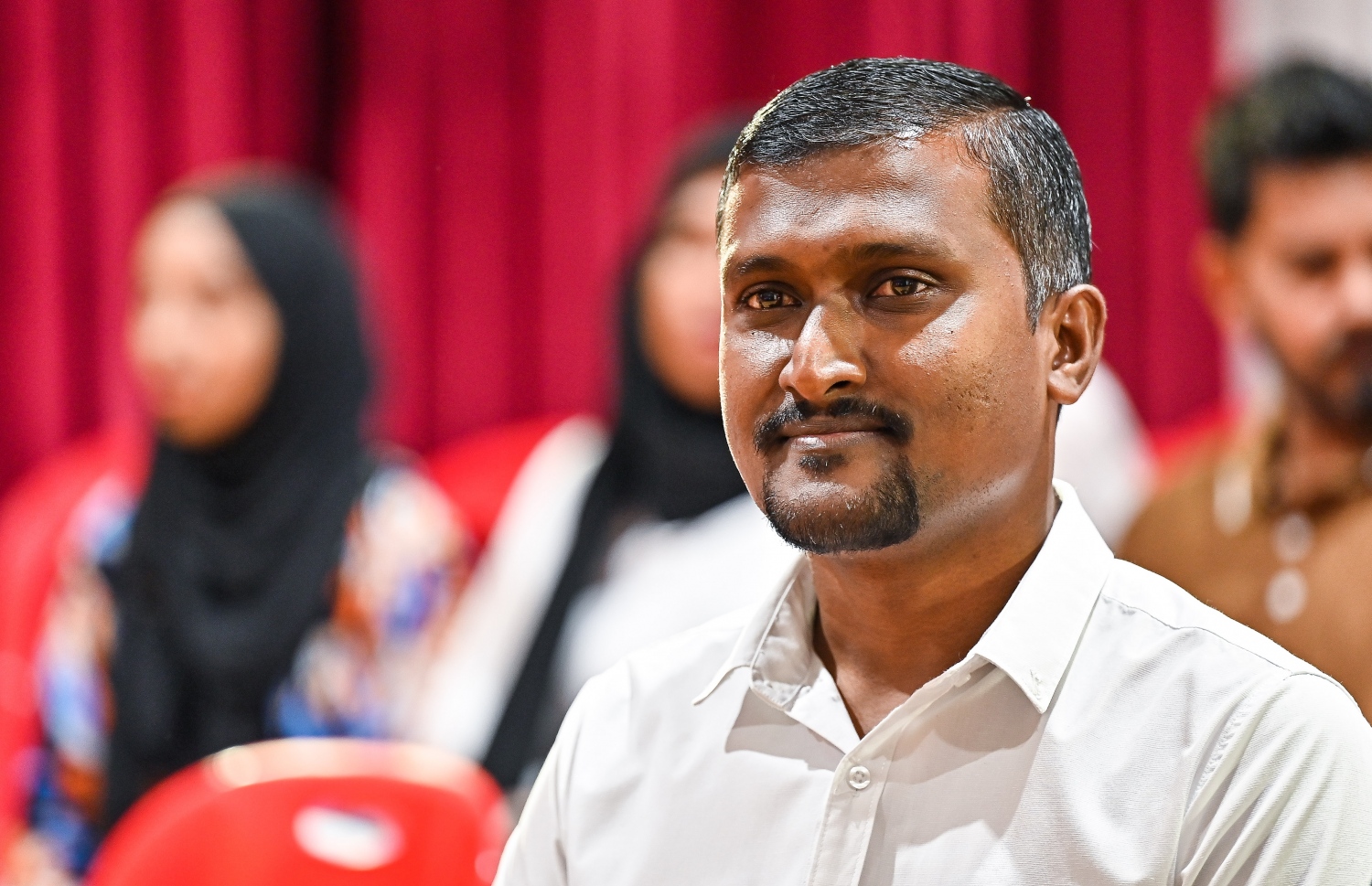 އެމްއެންޕީގެ ފަރާތުން ބޭއްވި ކެމްޕެއިން ޖަލްސާގައި އެ ޕާޓީގެ ރިޔާސީ ކެންޑިޑޭޓް މުހައްމަދު ނާޒިމްގެ ރަނިންމޭޓް ޑރ. އަހުމަދު އަދީލް ނަސީރު ބައިވެރިވެވަޑައިގަންނަވަނީ.--- ފޮޓޯ: ފަޔާޒު މޫސާ | މިހާރު