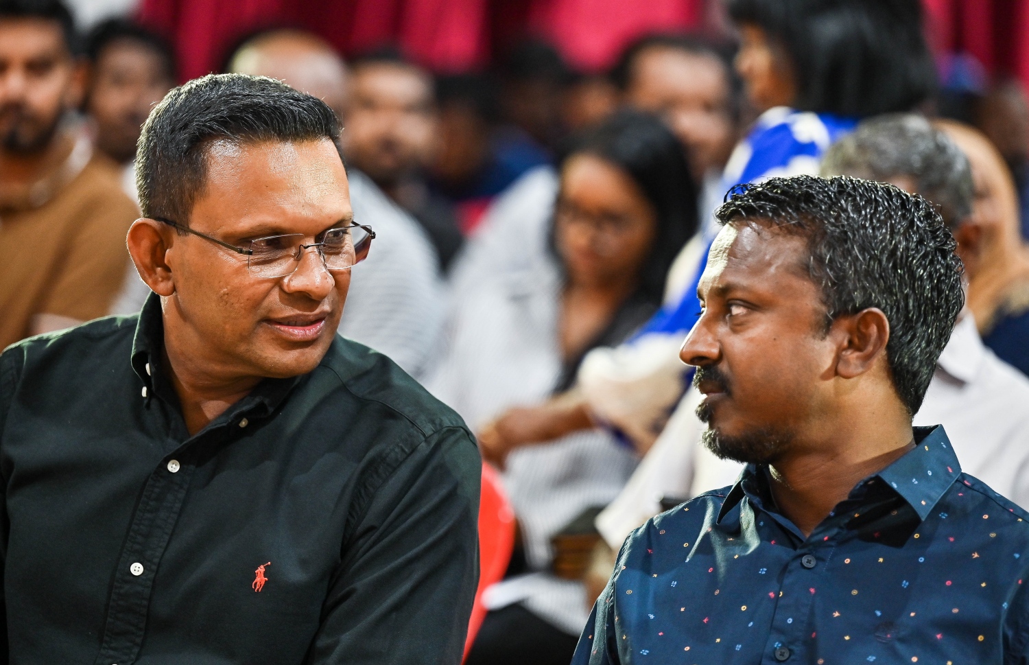 އެމްއެންޕީގެ ކެމްޕެއިން ޖަލްސާގައި އެ ޕާޓީގެ ރިޔާސީ ކެންޑިޑޭޓް ނާޒިމާއި އޭނާގެ ކެމްޕެއިން މެނޭޖަރު އުޝާމް ވާހަކަ ދައްކަވަނީ.---ފޮޓޯ: ފަޔާޒު މޫސާ| މިހާރު