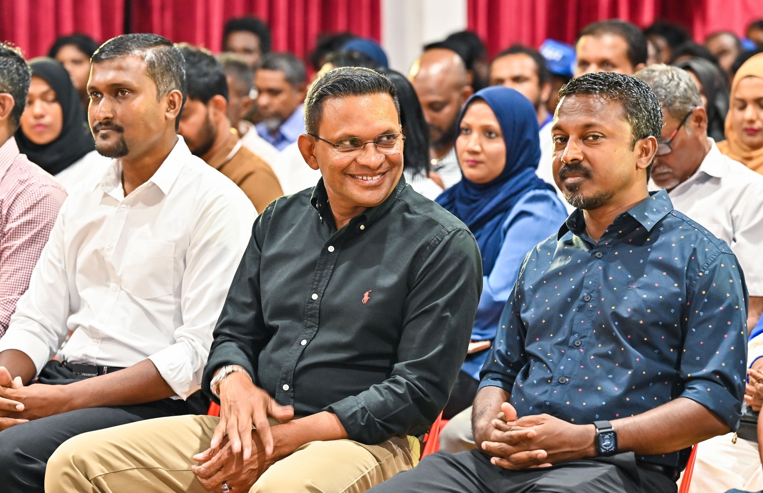 އެމްއެންޕީން މިރޭ ކެމްޕެއިނު ޖަލްސާގައި ރިޔާސީ ކެންޑިޑޭޓް މުހައްމަދު ނާޒިމާއި ރަނިންމޭޓް ޑރ. އަދީލް (ކ) އަދި އެ ޕާޓީގެ ޑެޕިއުޓީ ލީޑަރު އުޝާމް (ވ) ބައިވެރިވެވަޑައިގަންނަވަނީ .-- ފޮޓޯ: ފަޔާޒް މޫސާ | މިހާރު