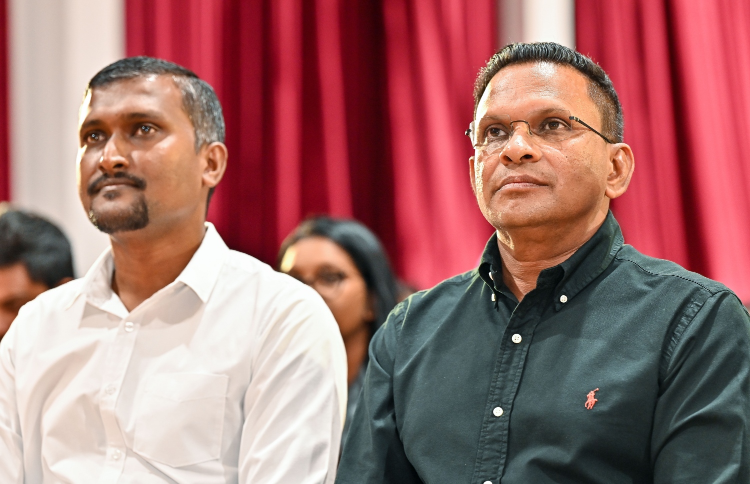 އެމްއެންޕީގެ ރިޔާސީ ކެންޑިޑޭޓް މުހައްމަދު ނާޒިމާއި އޭނާގެ ރަނިންމޭޓް ޑރ. އަހުމަދު އަދީލް ނަސީރު "އުޖާލާ ޒަމާން" ޖަލްސާގައި ބައިވެރިވެވަޑައިގަންނަވަނީ.--- ފޮޓޯ: ފަޔާޒު މޫސާ | މިހާރު