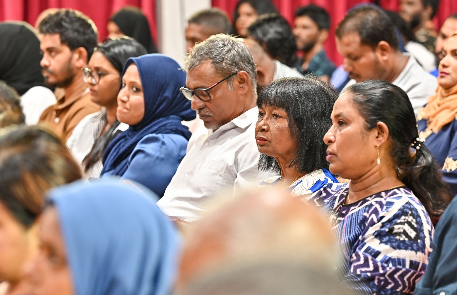 އެމްއެންޕީގެ ފަރާތުން ބިލަބޮންގް ސްކޫލްގައި ބޭއްވި ކެމްޕެއިން ޖަލްސާގައި އެ ޕާޓީގެ ރިޔާސީ ކެންޑިޑޭޓް ނާޒިމަށް ތާއީދުކުރާ މީހުން ބައިވެރިވަނީ.--- ފޮޓޯ: ފަޔާޒު މޫސާ | މިހާރު