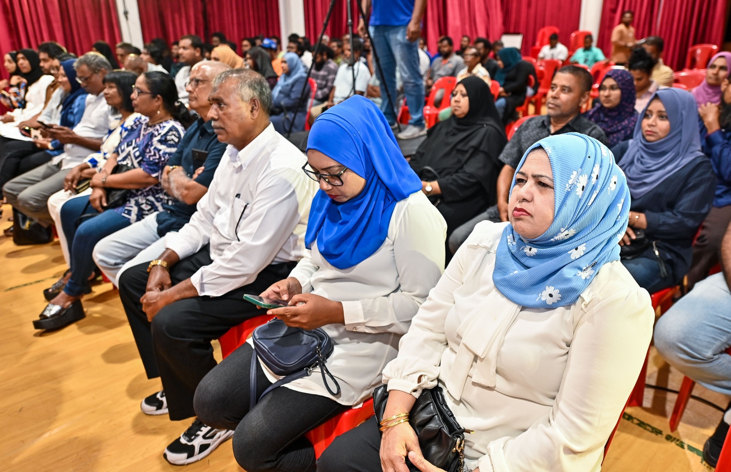 އެމްއެންޕީގެ "އުޖާލާ ޒަމާން" ޖަލްސާގައި އެމްއެންޕީގެ މެމްބަރުން ބައިވެރިވަނީ.--- ފޮޓޯ: ފަޔާޒު މޫސާ | މިހާރު