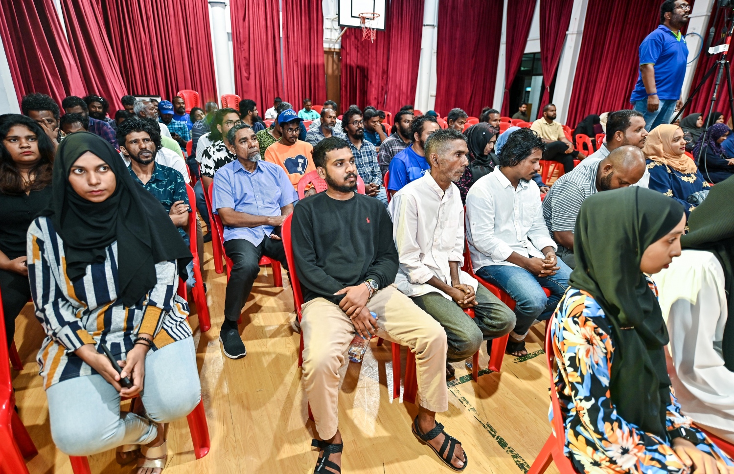 އެމްއެންޕީގެ ފަރާތުން ބިލަބޮންގް ސްކޫލްގައި ބޭއްވި ކެމްޕެއިން ޖަލްސާގައި އެ ޕާޓީގެ ރިޔާސީ ކެންޑިޑޭޓް ނާޒިމަށް ތާއީދުކުރާ މީހުން ބައިވެރިވަނީ.--- ފޮޓޯ: ފަޔާޒު މޫސާ | މިހާރު