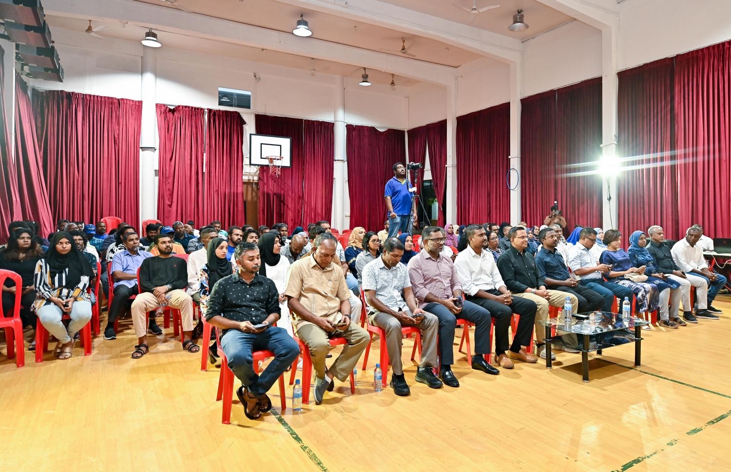 އެމްއެންޕީގެ ފަރާތުން ބިލަބޮންގް ސްކޫލްގައި ބޭއްވި ކެމްޕެއިން ޖަލްސާގައި އެ ޕާޓީގެ ރިޔާސީ ކެންޑިޑޭޓް ނާޒިމަށް ތާއީދުކުރާ މީހުން ބައިވެރިވަނީ.--- ފޮޓޯ: ފަޔާޒު މޫސާ | މިހާރު