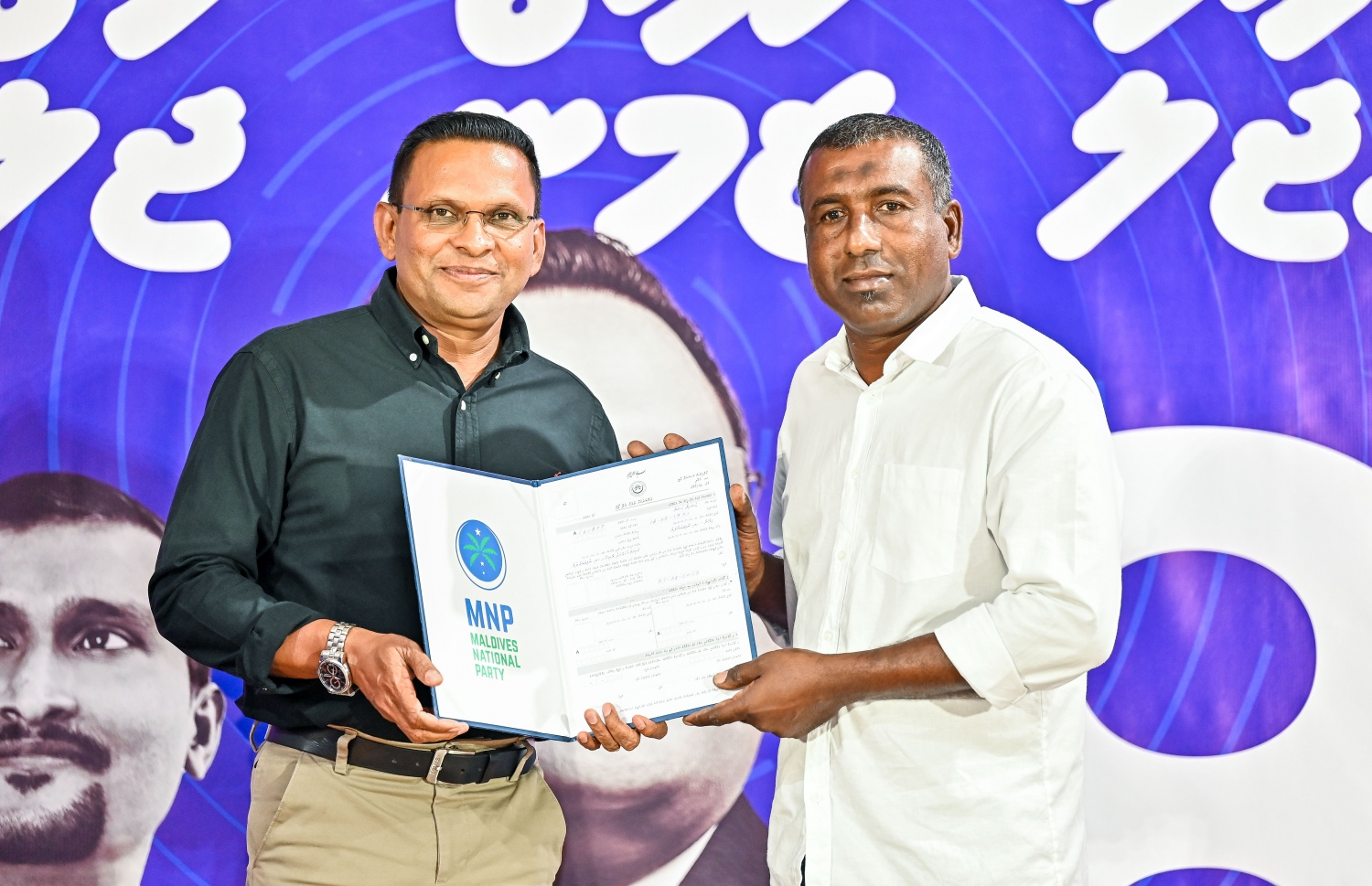 އެމްއެންޕީއާ އަލަށް ގުޅުނު މީހަކު މިރޭގެ ޖަލްސާގައި އެ ޕާޓީގެ ރައީސް އަދި ރިޔާސީ ކެންޑިޑޭޓް ނާޒިމާ ފޯމު ހަވާލުކުރަނީ.--- ފޮޓޯ: ފަޔާޒު މޫސާ | މިހާރު