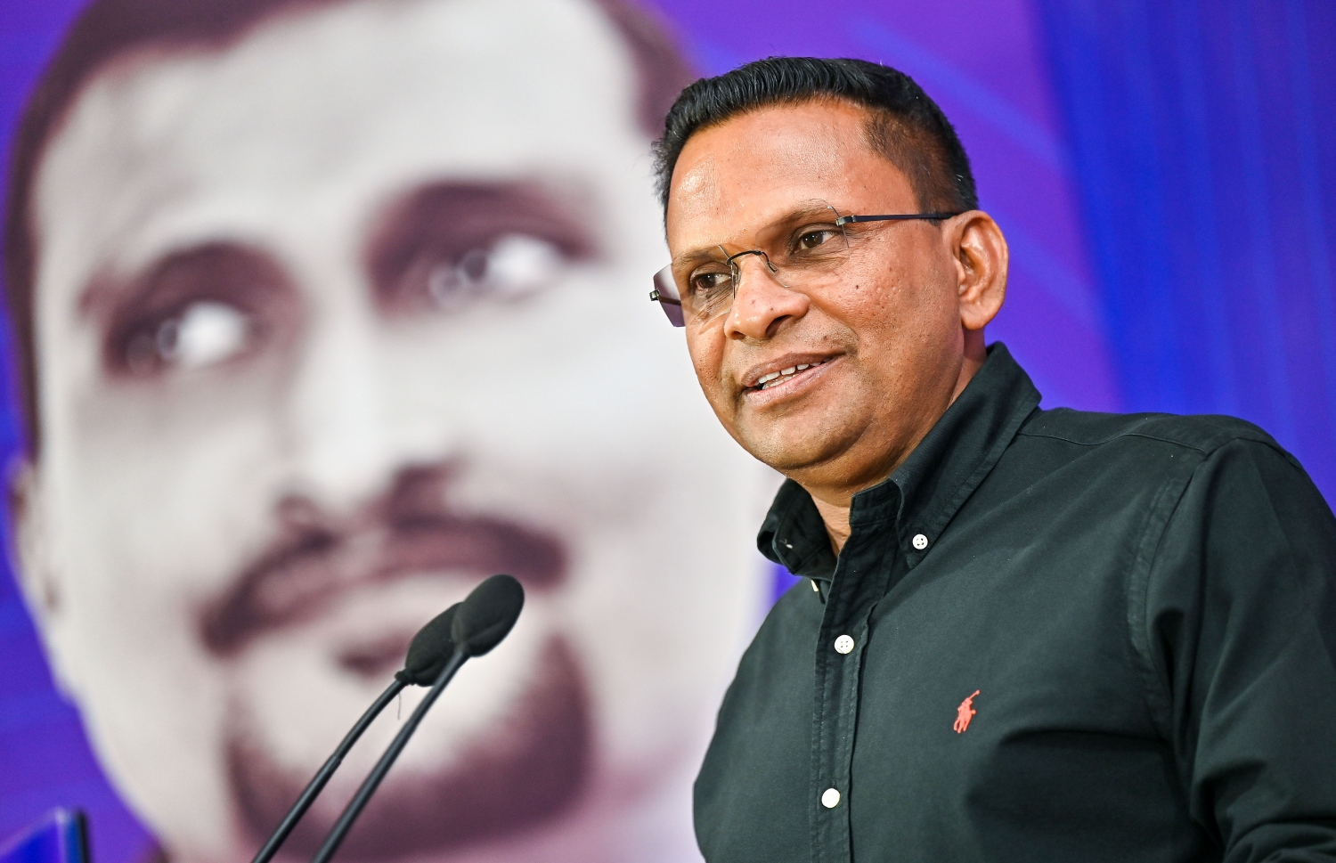 މޯލްޑިވްސް ނެޝަނަލް ޕާޓީ (އެމްއެންޕީ) އިން މިޜޭ ބޭއްވި ކެމްޕެއިން ޖަލްސާގައި އެ ޕާޓީގެ ރައީސް އަދި ރިޔާސީ ކެންޑިޑޭޓް ނާޒިމް ވާހަކަ ދައްކަވަނީ: ބިދޭސީން ތިބި ވަޒީފާތައް ދިވެހިންނަށް ހާއްސަ ކުރައްވާނެ ކަމަށް އޭނާ ވިދާޅުވި.--- ފޮޓޯ: ފަޔާޒު މޫސާ | މިހާރު