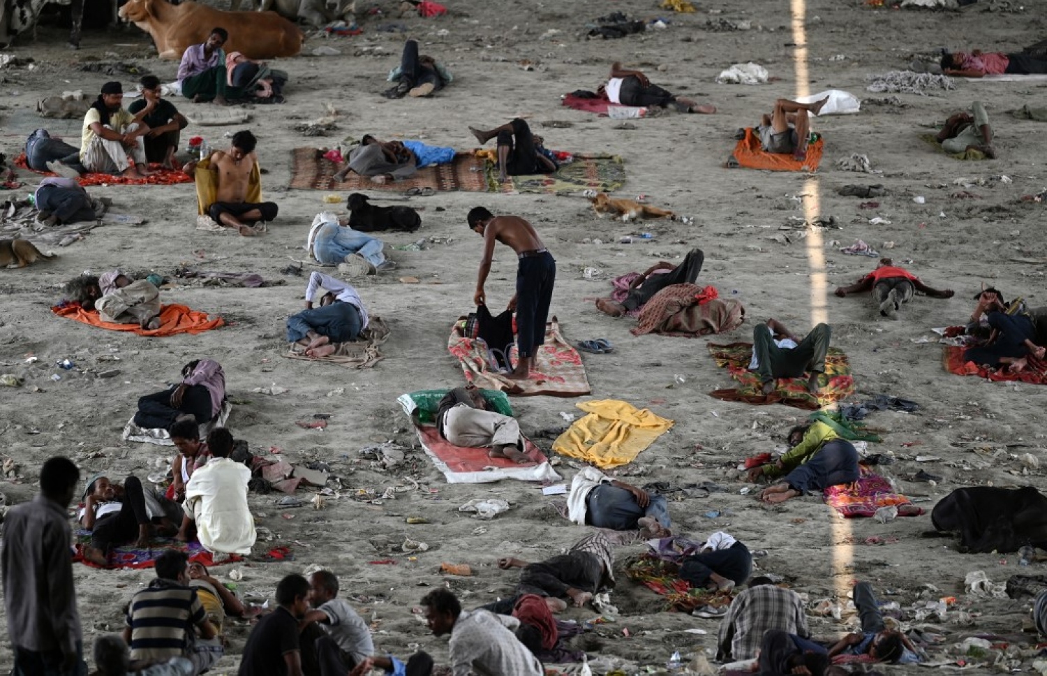 (FILES) Homeless people take rest under a bridge to get respite from the heat on a hot summer afternoon in New Delhi on May 11, 2022. India has reported in 2023, its hottest and driest August since national records began more than a century ago, the latest in a string of records broken worldwide as climate change intensifies. -- Photo: Sajjad Hussain / AFP