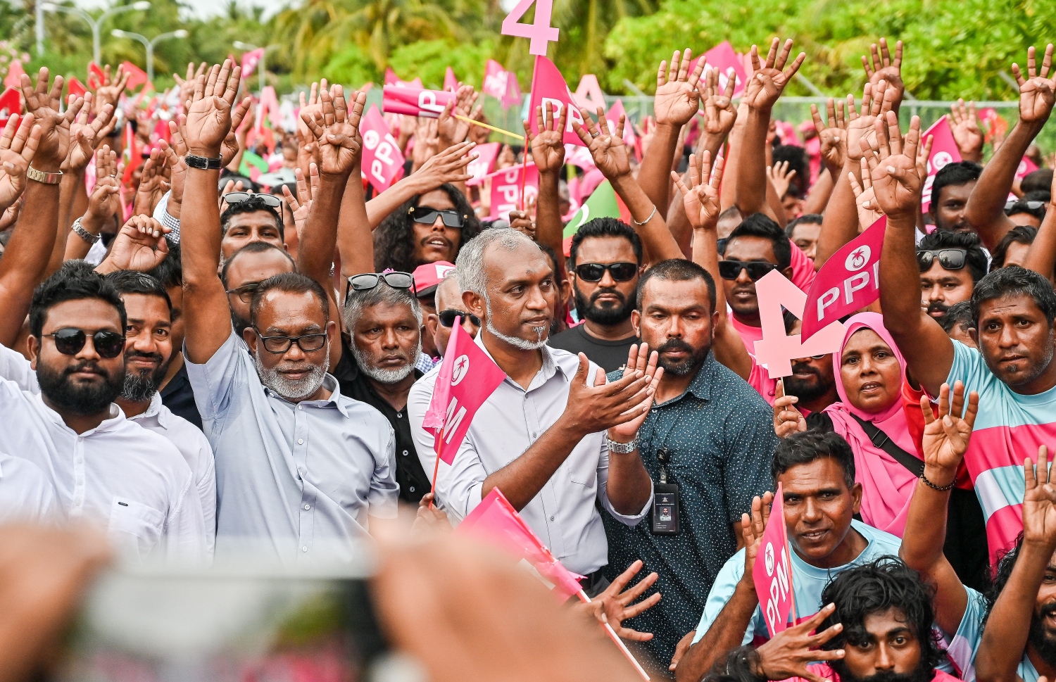 ޕީޕީއެމް/ޕީއެންސީގެ ރިޔާސީ ކެންޑިޑޭޓް ޑރ. މުއިއްޒު މިދިޔަ މަހު ލ. އަތޮޅަށް ވަޑައިގަތުމުން އެމަނިކުފާނަށް މަރުހަބާ ކިޔަން ގިނަ ބަޔަކު ނުކުމެ: އެ އަތޮޅުން ވެސް މުއިއްޒު ވަނީ މެޖޯރިޓީ ނަންގަވައިފައި.-- ފޮޓޯ: ފަޔާޒް މޫސާ | މިހާރު