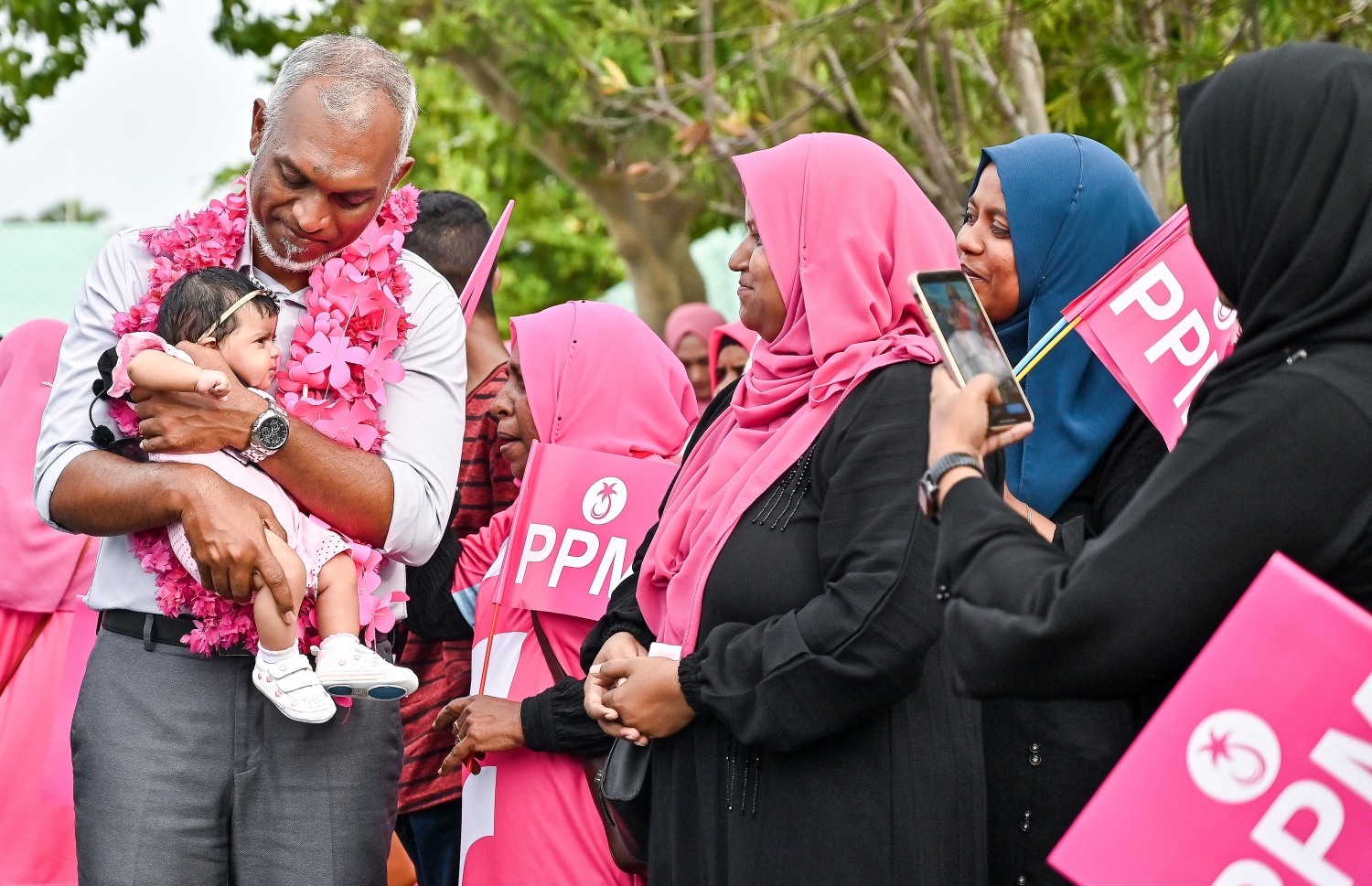 އިދިިކޮޅު ޕީޕީއެމް/ޕީއެންސީގެ ރިޔާސީ ކެންޑިޑޭޓު މިއަދު ހަވީރު ލ. އަތޮޅަށް ވަޑައިގެންނެވުމުން މަރުހަބާ ދެންނެވުމަށް ކައްދޫ އެއާޕޯޓަށް ޖަމާވި ސަޕޯޓަރުންނަށް ސަލާން ކުރައްވަނީ --- ފޮޓޯ: ފަޔާޒް މޫސާ | މިހާރު