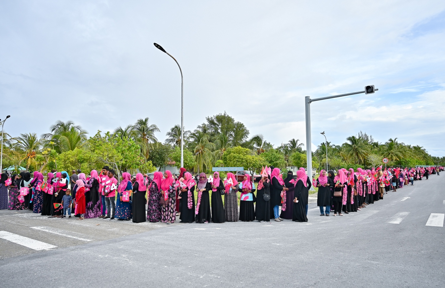 އިދިިކޮޅު ޕީޕީއެމް/ޕީއެންސީގެ ރިޔާސީ ކެންޑިޑޭޓު މިއަދު ހަވީރު ލ. އަތޮޅަށް ވަޑައިގެންނެވުމުން މަރުހަބާ ދެންނެވުމަށް ކައްދޫ އެއާޕޯޓުގައި ދަމާލި ދިގު ސަފު --- ފޮޓޯ: ފަޔާޒް މޫސާ | މިހާރު