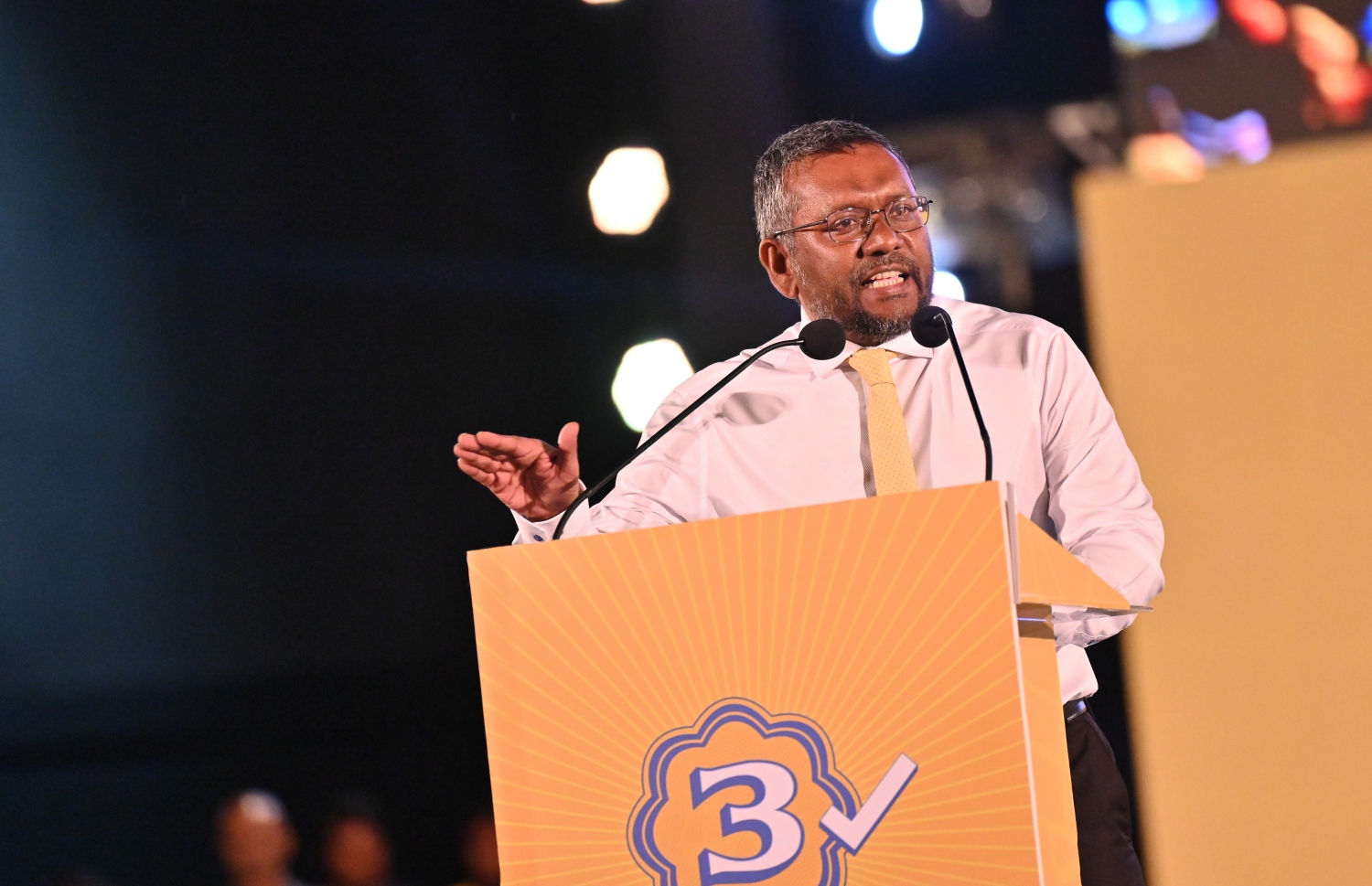 އެމްޑީޕީގެ ޗެއާޕާސަން، އިކޮނޮމިކް މިނިސްޓަރު ފައްޔާޒް އިސްމާއިލް މިރޭގެ ޖަލްސާގައި ވާހަކަ ދައްކަވަނީ. -- ފޮޓޯ: ނިޝާން އަލީ | މިހާރު