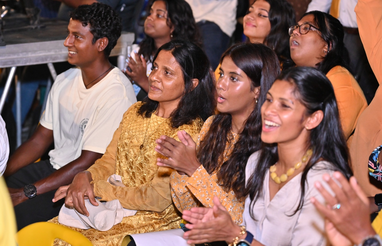 ރައީސް އިބްރާހިމް މުހައްމަދު ސޯލިހް ދެ ވަނަ ދައުރަކަށް އިންތިހާބުވެވަޑައިގަތުމުގެ ކެމްޕޭނަށް މާލޭގައި މިރޭ ބޭއްވި ޖަލްސާގައި ފަސްޓް ލޭޑީ ފަޒްނާ އަހްމަދާއި ދަރިކަލުންނާއި ދަރިކަނބަލުން ބައިވެރިވެވަޑައިގަންނަވަނީ. -- ފޮޓޯ: ނިޝާން އަލީ | މިހާރު