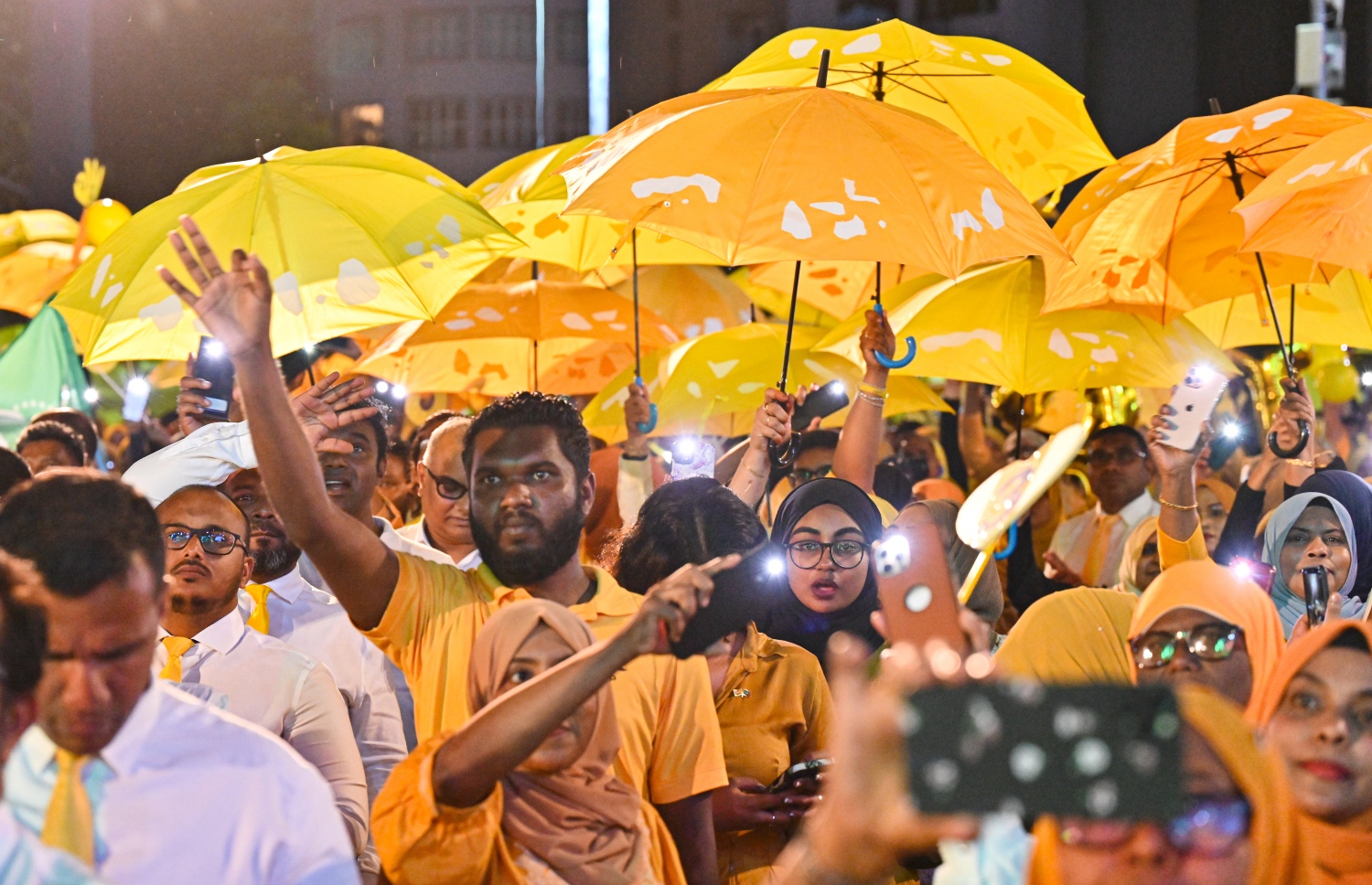 "އުފާވެރި މާލެ" ޖަލްސާގައި އެމްޑީޕީގެ މެމްބަރުންތަކެއް ފޯރި ނަގަނީ. -- ފޮޓޯ: ނިޝާން އަލީ | މިހާރު