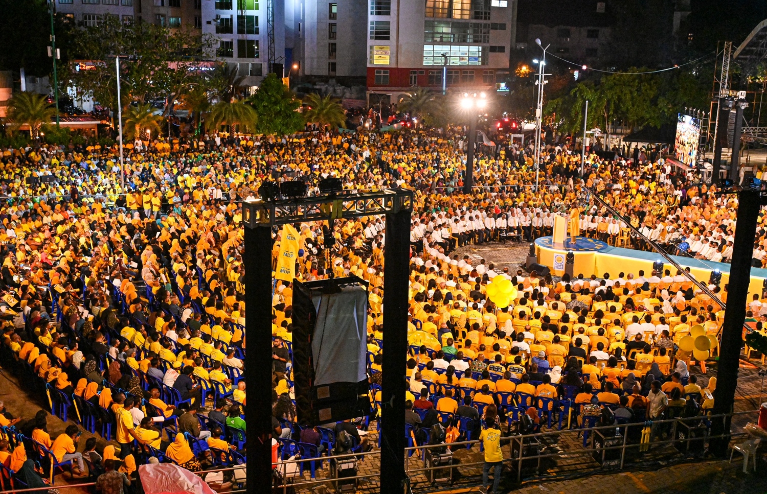 "އުފާވެރި މާލެ" ޖަލްސާއަށް ދިޔަ ސަޕޯޓަރުން: މި ޖަލްސާއިން ވޯޓުގެ ނަތީޖާ ފެނިއްޖެ ކަމަށް ފައްޔާޒް ވިދާޅުވި. -- ފޮޓޯ: ނިޝާން އަލީ | މިހާރު