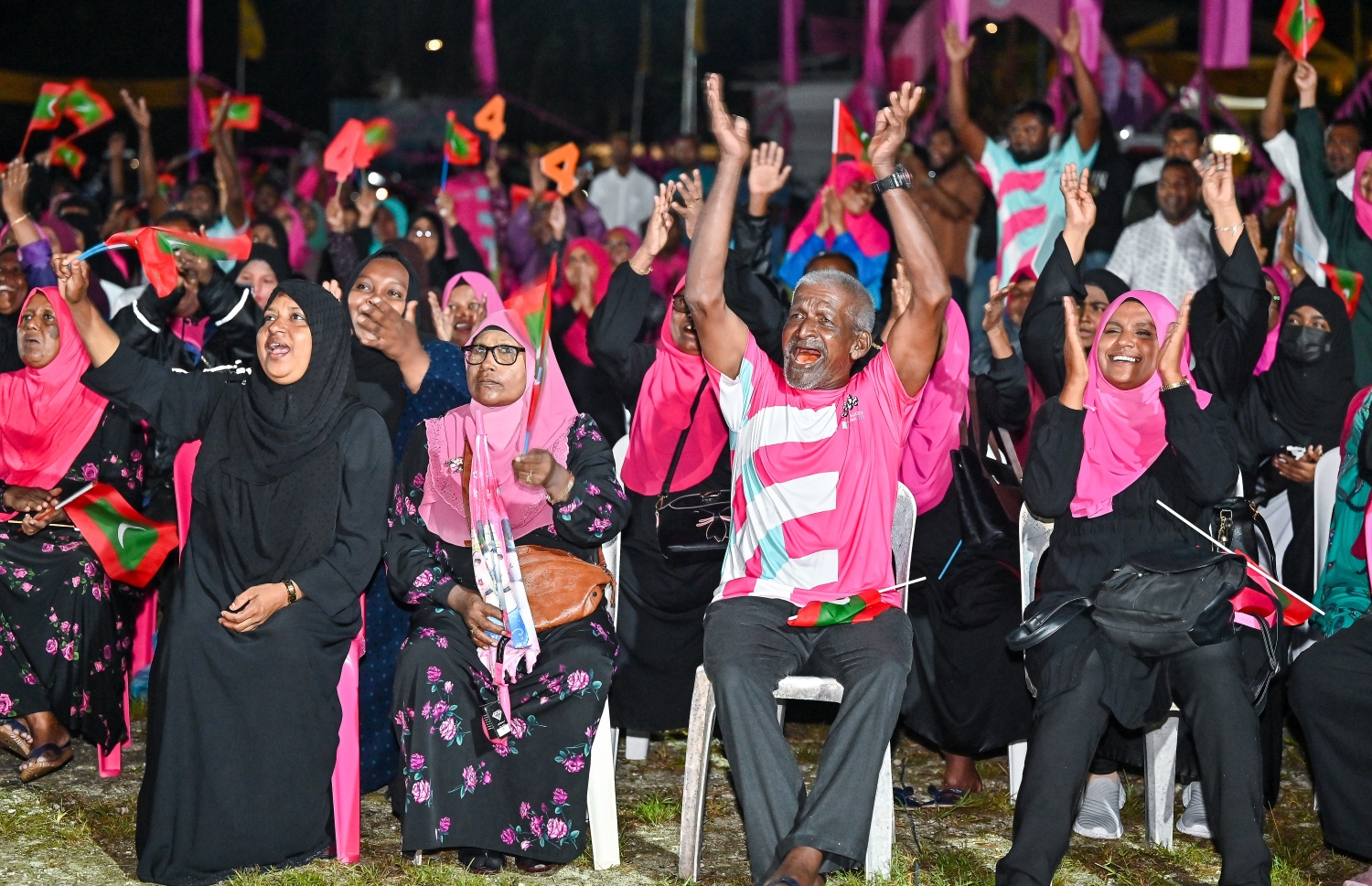 ފޮނަދޫގައި ރޭ ބޭއްވި މުއިއްޒުގެ ކެމްޕެއިން ޖަލްސާގައި ބައިވެރިވި ބައެއް މީހުން.---ފޮޓޯ: ފަޔާޒު މޫސާ| މިހާރު