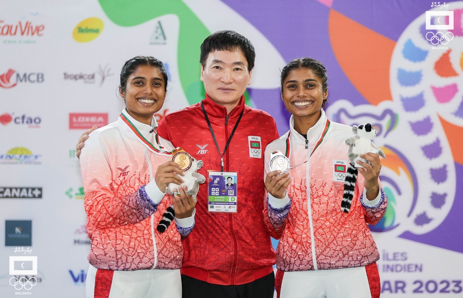 އަންހެން ސިންގަލްސް ބައިން ރިހި މެޑަލް ހޯދި ނަބާ (ކ) އަދި ލޯ މެޑަލް ހޯދި ނަބީ (ވ)، ޓީމުގެ ކޯޗާ އެކު.-- ފޮޓޯ: މުހައްމަދު ޝާބިން/ އެމްއޯސީ