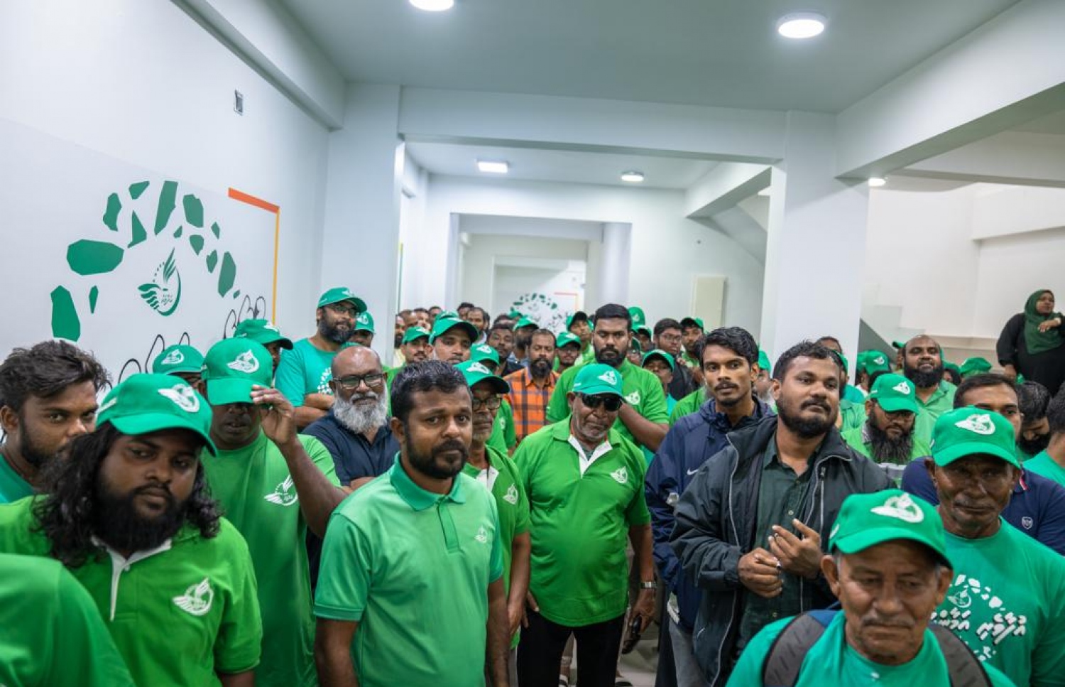 އަދާލަތު ޕާޓީގެ އަދާލަތު ފެންޑާ ޖަގަހަ ހުޅުވުމުގެ ހަފުލާ އަށް ދިޔަ ބައެއް މީހުން.---ފޮޓޯ: އަދާލަތު ޕާޓީ