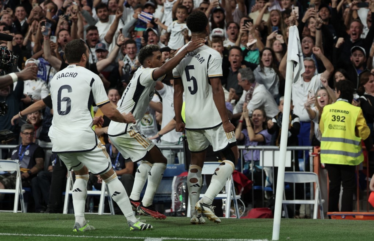 ބެލިންގްހަމްގެ ގޯލަށް ފަހު ރެއާލްގެ ކުޅުންތެރިންނާއި ސަޕޯޓަރުން އުފާފާޅު ކުރަނީ.-- ފޮޓޯ: އޭއެފްޕީ