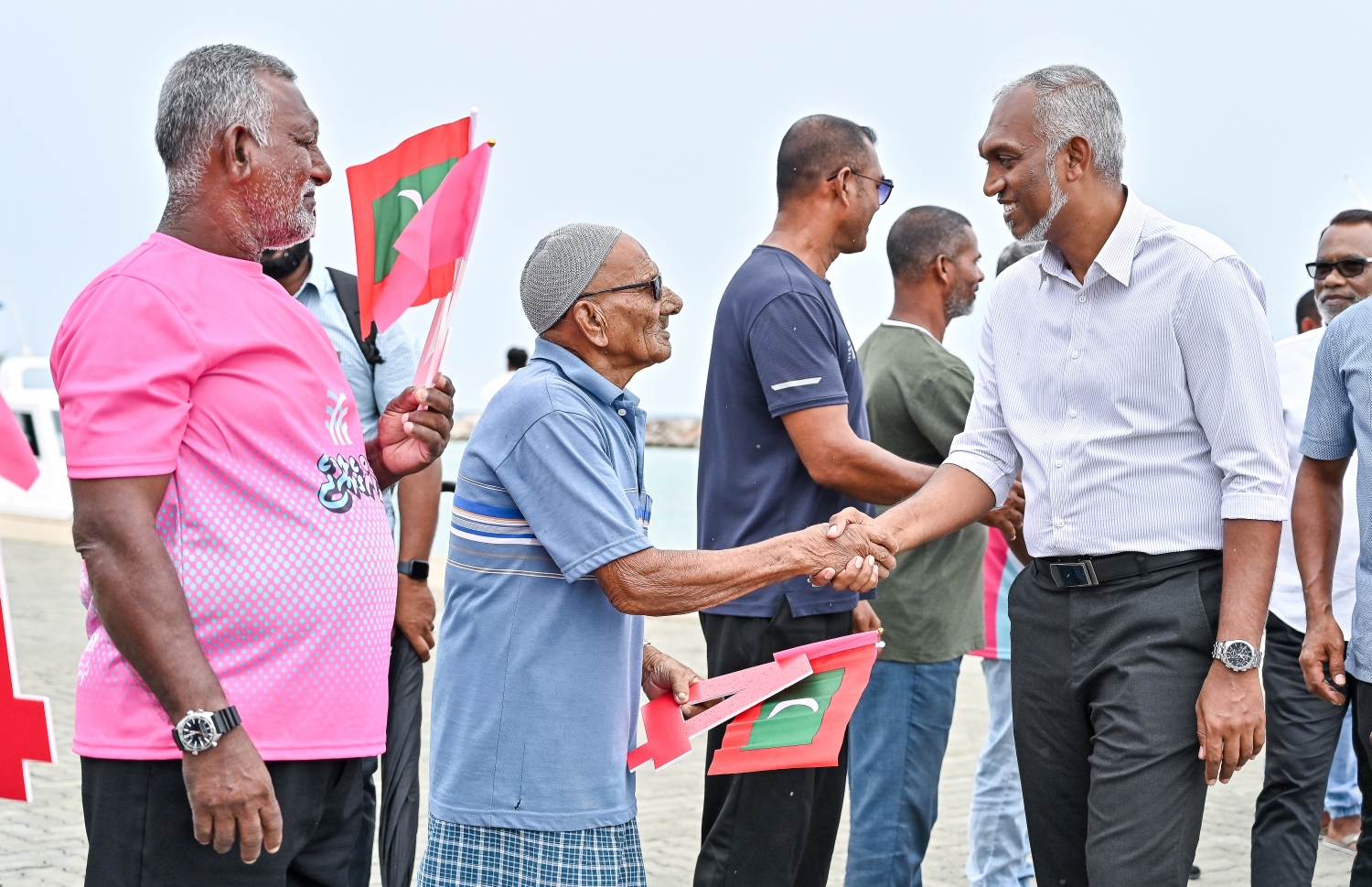 ޕީޕީއެމް/ޕީއެންސީގެ ރިޔާސީ ކެންޑިޑޭޓު ޑރ. މުހައްމަދު މުއިއްޒު ވިލުފުށީގައި: މި ރަށުގައި އެއާޕޯޓު އަޅައި ދައްކާނެ ކަމަށް މުއިއްޒު ވިދާޅުވި -- ފޮޓޯ: ފަޔާޒް މޫސާ | މިހާރު