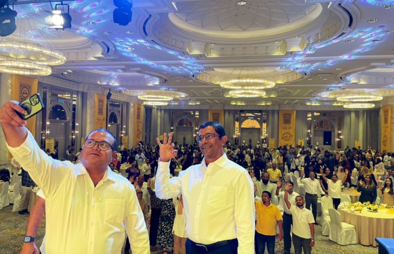 މެލޭޝިއާގައި ތިބި ދިވެހިންނާ އެކު ރަނިން މޭޓް އަސްލަމް ސެލްފީއެއް ނަންގަވަނީ. -- ފޮޓޯ | އެމްޑީޕީ