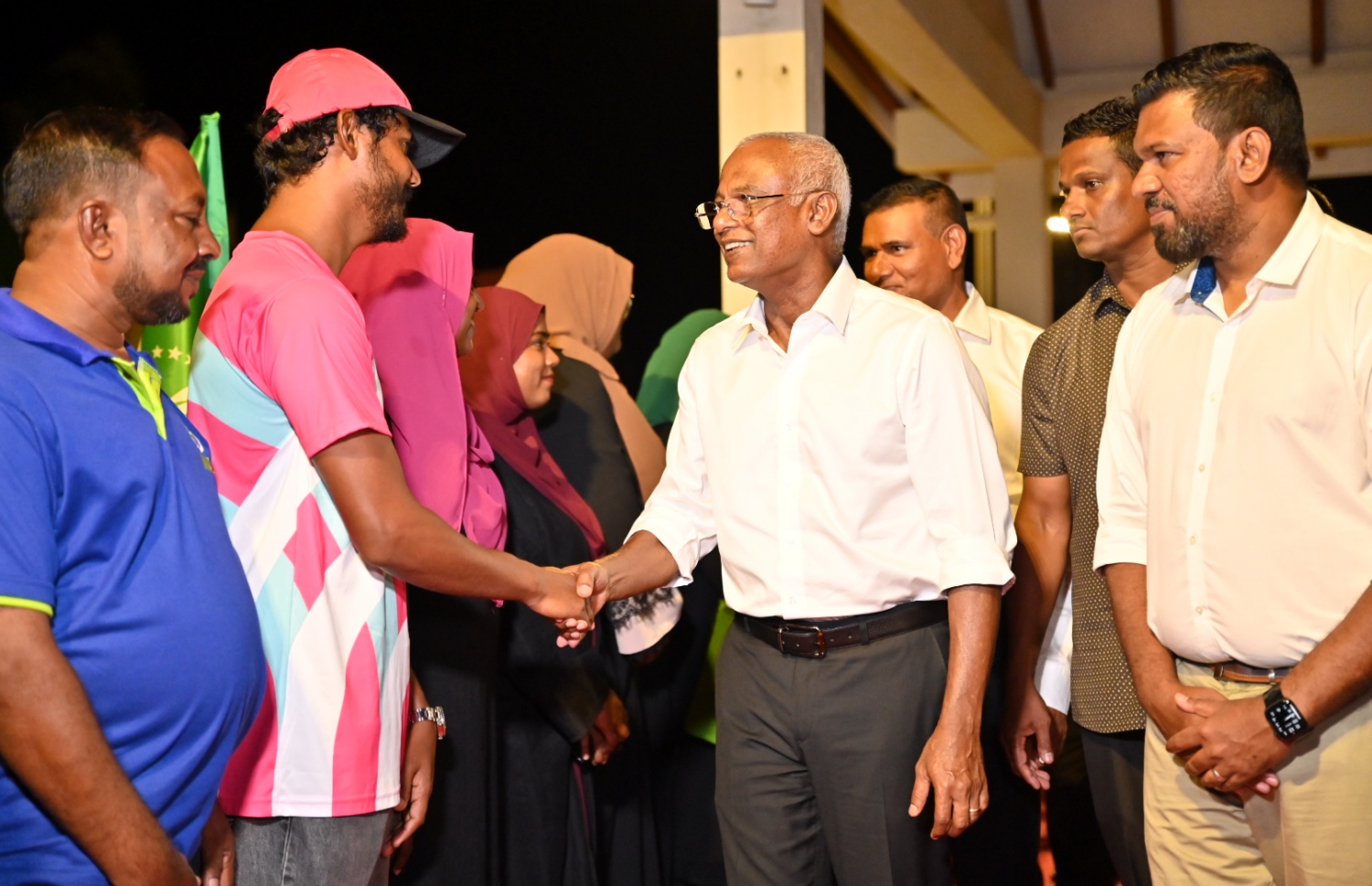 އެމްޑީޕީގެ ރިޔާސީ ކެންޑިޑޭޓް ރައީސް އިބްރާހިމް މުހައްމަދު ސޯލިހު ހދ. މަކުނުދޫ ކައުންސިލްގެ ޕީޕީއެމް މެމްބަރުންނާ ސަލާންކުރައްވަނީ.-- ފޮޓޯ: އެމްޑީޕީ