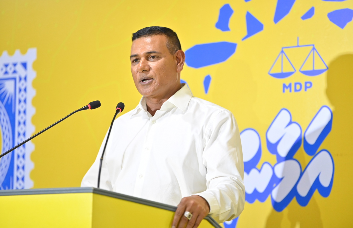 އެމްޑީޕީގެ ރިޔާސީ ކެންޑިޑޭޓް ރައީސް އިބްރާހިމް މުހައްމަދު ސޯލިހުގެ ކެމްޕެއިނަށް ހދ. މަކުނުދޫގައި ބޭއްވި ޖަލްސާގައި އެމްޑީއޭގެ ރައީސް އަހްމަދު ސިޔާމް ވާހަކަދައްކަވަނީ.-- ފޮޓޯ: އެމްޑީޕީ