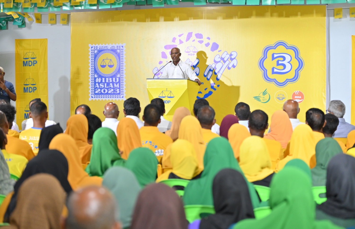 އެމްޑީޕީގެ ރިޔާސީ ކެންޑިޑޭޓް ރައީސް އިބްރާހިމް މުހައްމަދު ސޯލިހުގެ ކެމްޕެއިނަށް ހދ. މަކުނުދޫގައި ބޭއްވި ޖަލްސާ.-- ފޮޓޯ: އެމްޑީޕީ